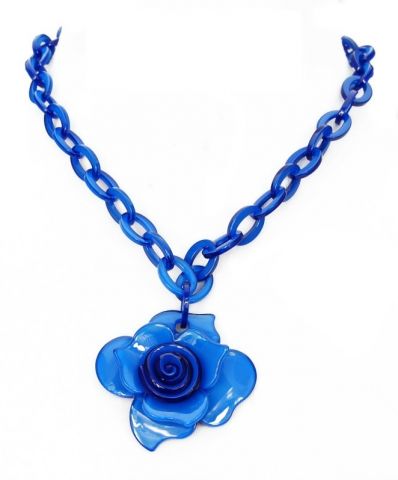 COLLAR CORTO FLOR ESPIRAL AZUL