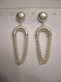 PENDIENTES MEDIO ARO CADENAS PLATEADO