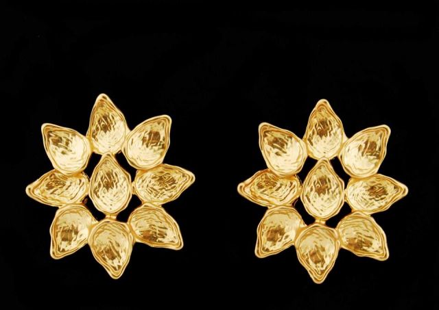 PENDIENTES FLOR PICO DORADO