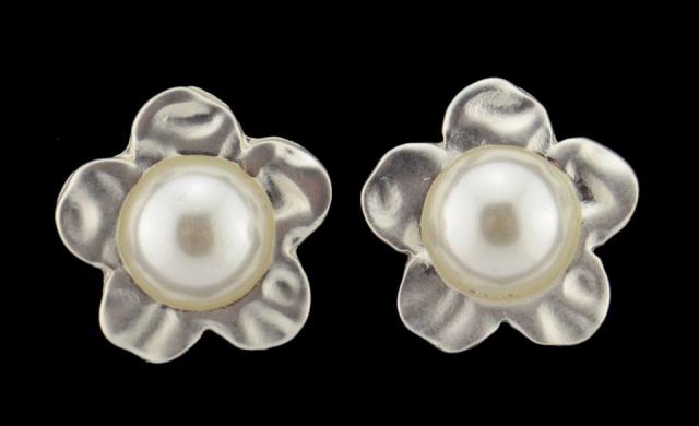 PENDIENTES MATE FLOR PERLA PLATEADO