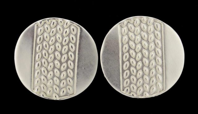 PENDIENTES CIRC. GRECA VERTICAL PLATEADO