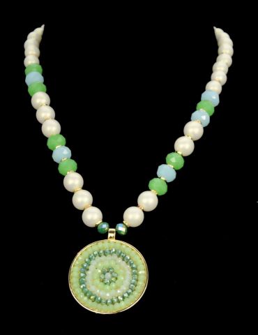 COLLAR PERLAS MEDALLON BEAD VERDE