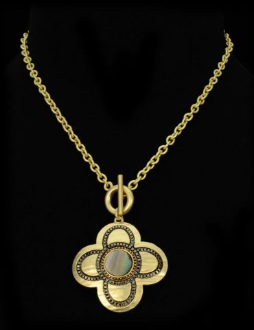 COLLAR COLG. FLOR Y PETALOS DORADO