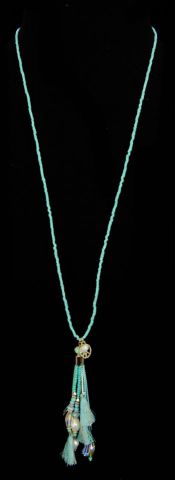 COLLAR COLG. LARGO Y POMPS.