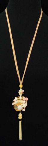 COLLAR MADERA CORAL MEDALLO