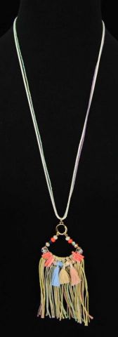 COLLAR COLG. HILOS Y POMPON