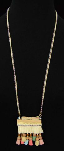 COLLAR LARGO POMPONES BEI