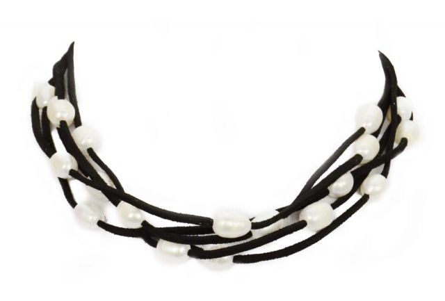 COLLAR PERLAS CUERO CORTO