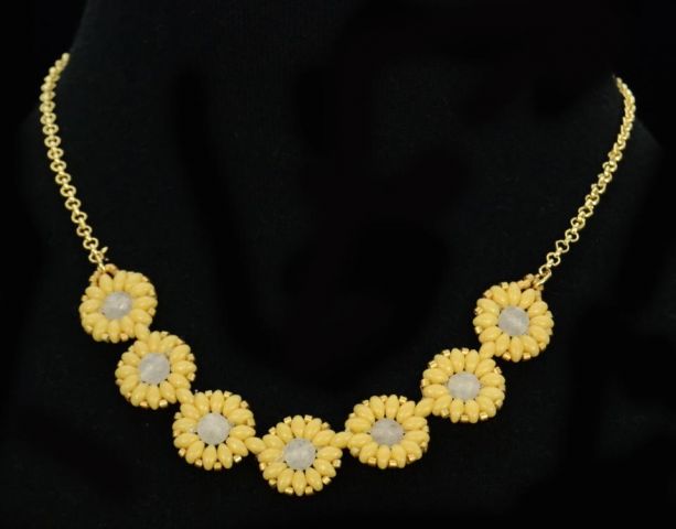 COLLAR CORTO 7 FLO AMARILLA