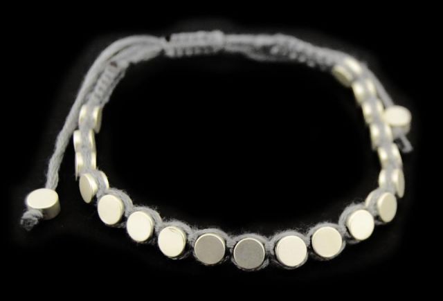 PULSERA HILO CHAPAS CIRCULO GRIS
