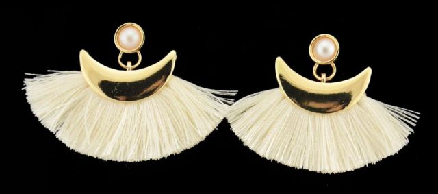 PENDIENTES FLECOS MEDIA LUNA CREMA
