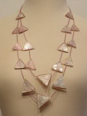 COLLAR BANTU TRIANG. ROSA