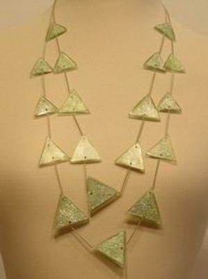 COLLAR BANTU TRIANG. VERDE